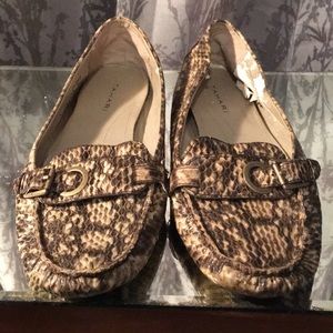NWOT TAHARI SNAKESKIN PRINT LOAFERS
